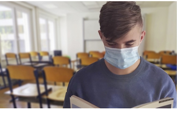 La guia recomana de 5 a 6 renovacions d'aire per hora per aulas de 100 metres quadrats, amb  25 estudiants. / Pixabay