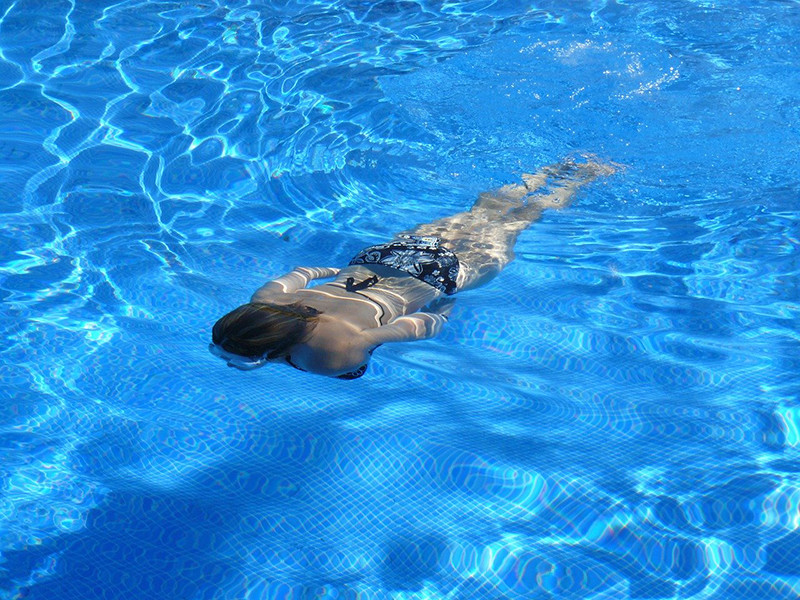En les piscines, l’ús habitual de desinfectants és suficient per desactivar el virus. / Pixabay