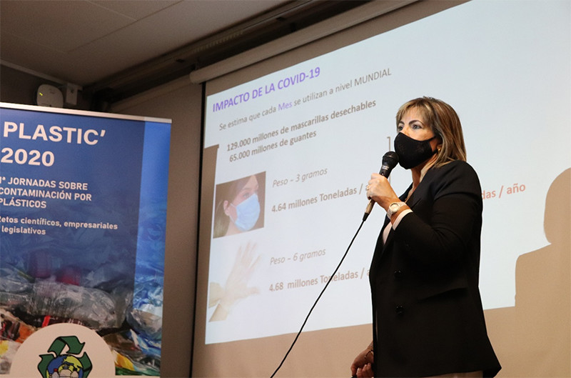 La investigadora de l’IDAEA-CSIC Ethel Eljarrat en la inauguració de PLASTIC’2020