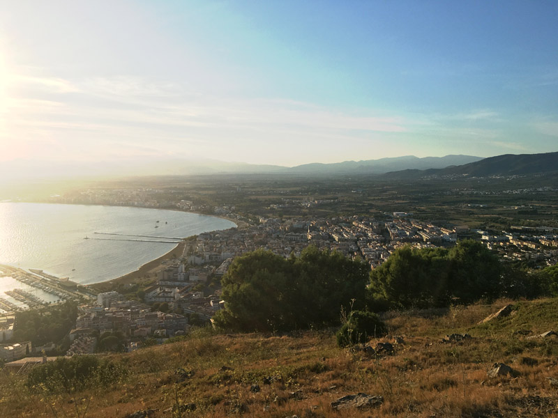 El treball ha explorat un possible vincle entre l'exposició a llarg termini a contaminants atmosfèrics i l'augment de risc de COVID-19 a Catalunya. A la imatge, una població a la costa catalana.