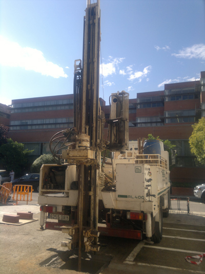 Máquina perforando, en la sede del Institut de Ciències de la Terra 