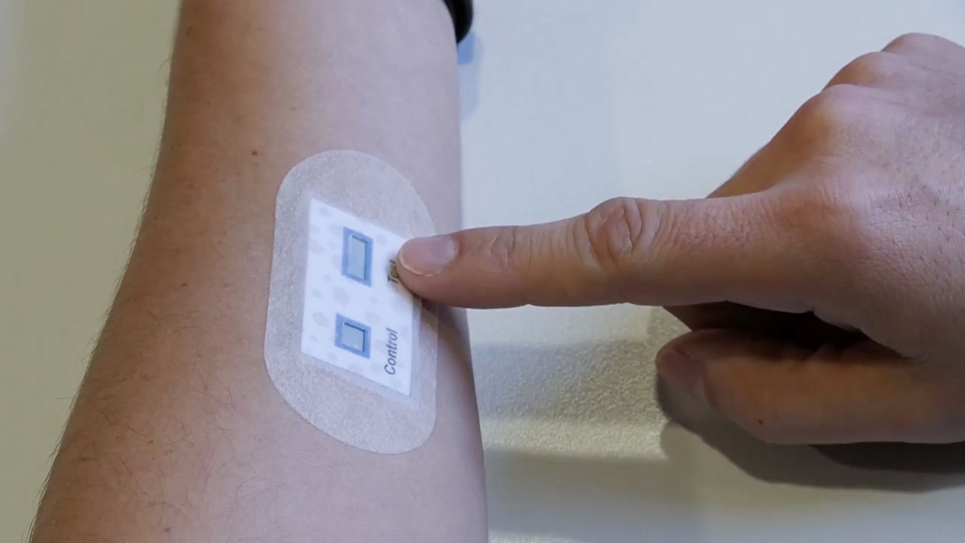 El dispositivo inteligente es un parche para la piel (batería y sensor)