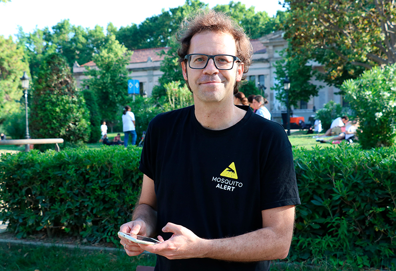 Frederic Bartumeus utilitzant l'app Mosquito Alert.