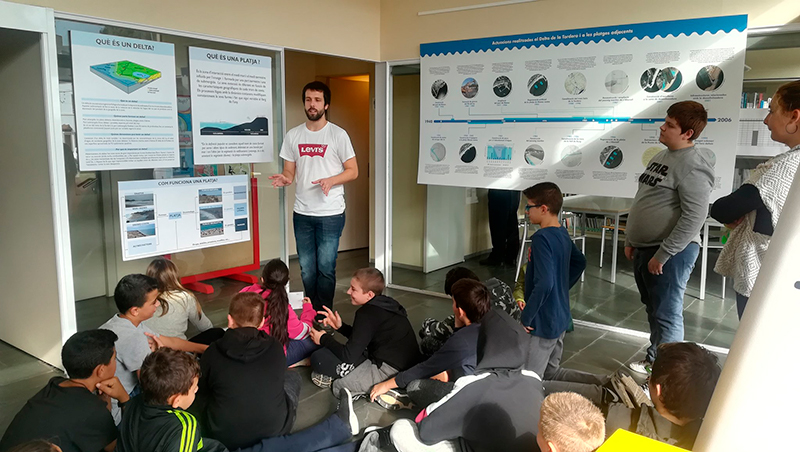Una de les activitats de la Setmana de la Ciència 2018 sobre platjes i deltes amb estudiants d'institut.