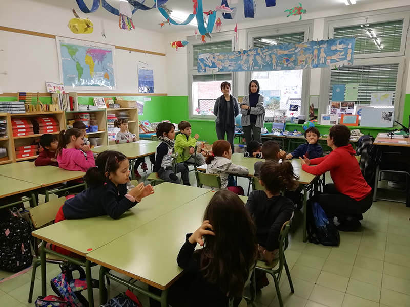 Visita de les investigadores Gemma Fabrias i Arantzazu Gonzalez a l'Escola Cal Maiol l'11 de febrer del 2019.