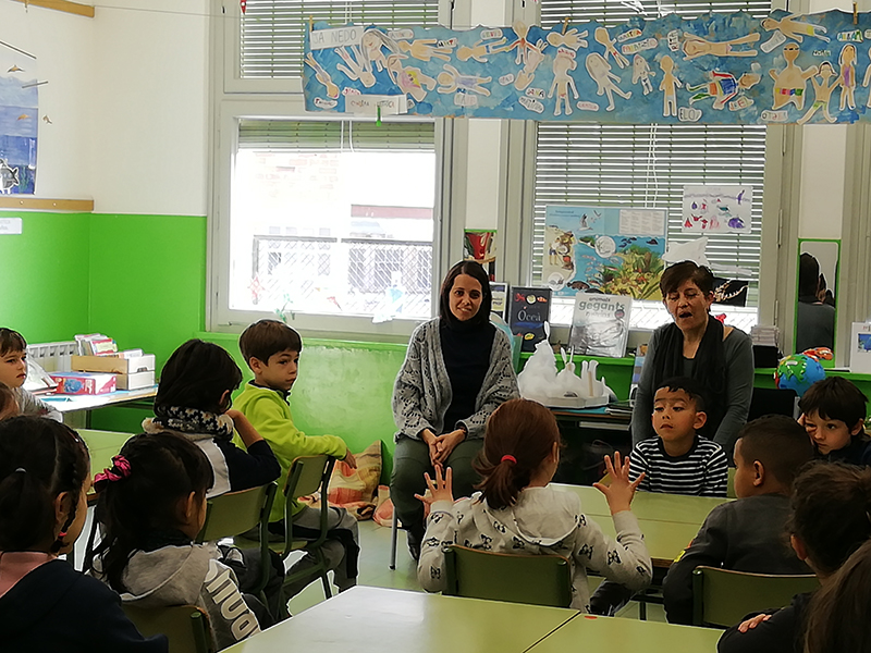 Visita de les investigadores Gemma Fabrias i Arantzazu Gonzalez a l'Escola Cal Maiol l'11 de febrer del 2019.