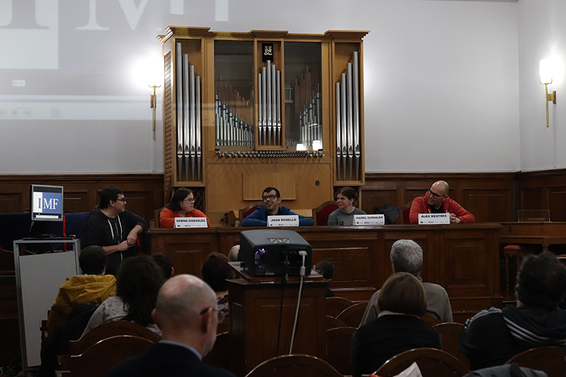 Durant la presentació de la pel·lícula, d'esq. a dre.: tres dels intèrprets de la pel·lícula i participants del projecte, Gemma González, Joan Rosselló i Isabel Guinaldo, i el director del curt, Àlex Mestres. Imatge: Sabela Rey Cao (CSIC).