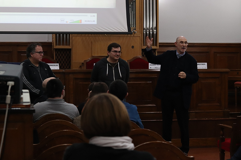 A la presentació del curt, d'esq. a dre.: Juan Francisco Gibaja Bao, investigador de l'IMF-CSIC, Millán Mozota, responsable de #Protagoniza i investigador de l'IMF-CSIC, Lluís Calvo, delegat institucional del CSIC a Catalunya i director de l'IMF-CSIC. Imatge: Sabela Rey Cao.