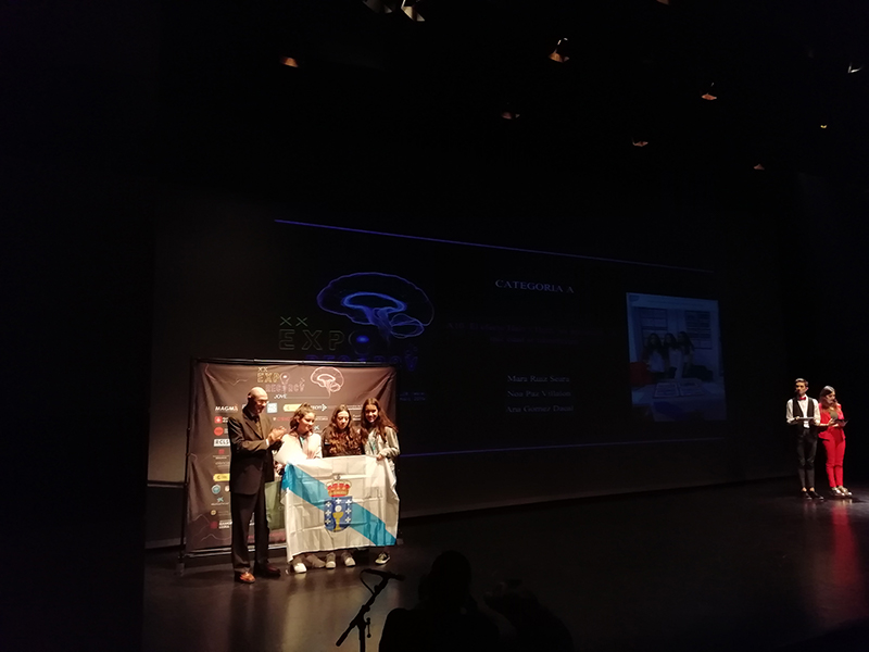 El delegat institucional del CSIC a Catalunya, Lluís Calvo, al costat de les guanyadores del Premi CSIC a la categoria A en el lliurament de premis de la XX Exporecerca, 2018.