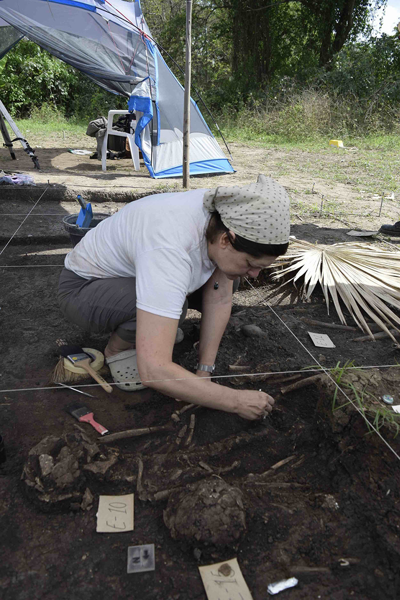 Mirjana Roksandic excavant Playa del Mango. Crèdit: Luis Viera Sanfiel.