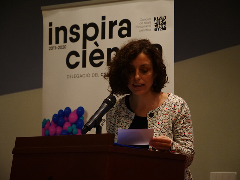 Laura Valls, Cultura Científica de la Delegació del CSIC a Catalunya, durant l'acte de lliurament de premis d'Inspiraciència. Imatge: Dídac Roger.