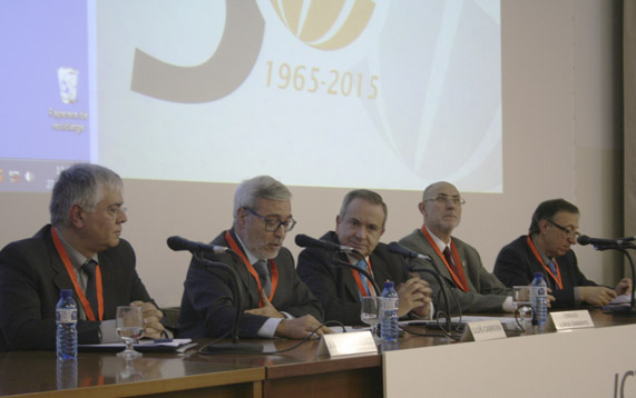 D'esquerra a dreta, José Luís Fernández Turiel, actual director de l'Institut Jaume Almera; Lluís Cabrera, degà de la facultat de Geologia de la Universitat de Barcelona; Emilio Lora-Tamayo, president del CSIC, Lluis Calvo, Coordinador Institucional del CSIC a Catalunya, i Antoni Roca, director adjunt de l'Institut Cartogràfic i Geològic de Catalunya.
