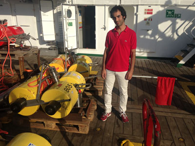 El científic marroquí Jalil Lbadaoui al costat dels sismòmetres de fons oceànic (OBS) preparats per ser llençats al mar. 