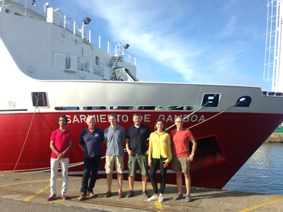 Equip científic de la campanya Al-Idrissi 2016 abans de salpar des de Vigo a bord del BO Sarmiento de Gamboa. A l’esquerra, Jalil Lbadaoui, científic de la Universitat Mohamed V del Marroc; el tercer per l’esquerra és Ingo Grevemeyer, responsable dels OBS i de l’equip de IFM-GEOMAR (Kiel,  Alemanya), i a la dreta, el cap de campanya, Cesar R. Ranero (ICM-CSIC). Amb ells, dos tècnics d’IFM GEOMAR i la investigadora postdoctoral del ICM-CSIC Estela Jiménez.