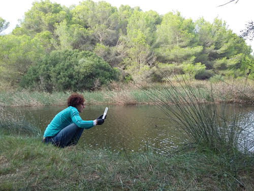 Toma de muestras en un lago boreal. En la imgen, Andrea G.Bravo.