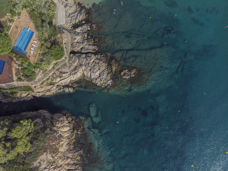 Desert submarí a la costa Brava. La piscina de la esquerra permet apreciar, per comparació, la seva extensió. Imatge: J.Santamara 