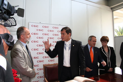 El presidente de Ecuador, Rafael Correa habla con el director del centro, Albert Palanques, ante la mirada del presidente del CSIC, Emilio Lora-Tamayo, a la derecha.