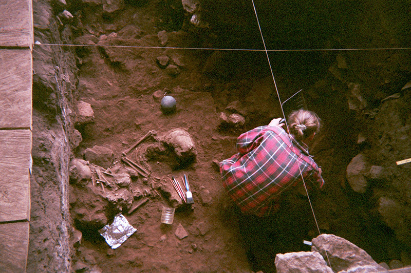 Excavació d'un enterrament doble al refugi rocós de Shum Laka a Camerun, que conté les restes de dos nens que van viure fa ~ 8000 anys i que eren genèticament de la mateixa família. L'ADN antic revela que aquests dos individus i un altre parell de nens enterrats cinc mil·lennis després en Shum Laka eren d'una població estable que després va ser reemplaçada gairebé per complet per les molt diferents poblacions que viuen avui a Camerun (foto d'Isabelle Ribot, gener de 1994).