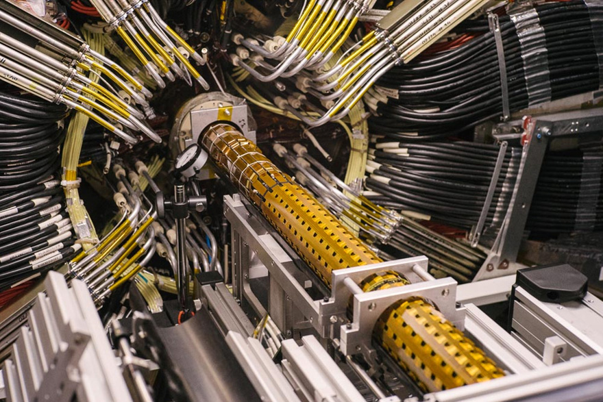 Introducció del nou sub-detector IBL (cilindre groc) a l'interior del detector Pixel, que es troba al cor d'ATLAS. 