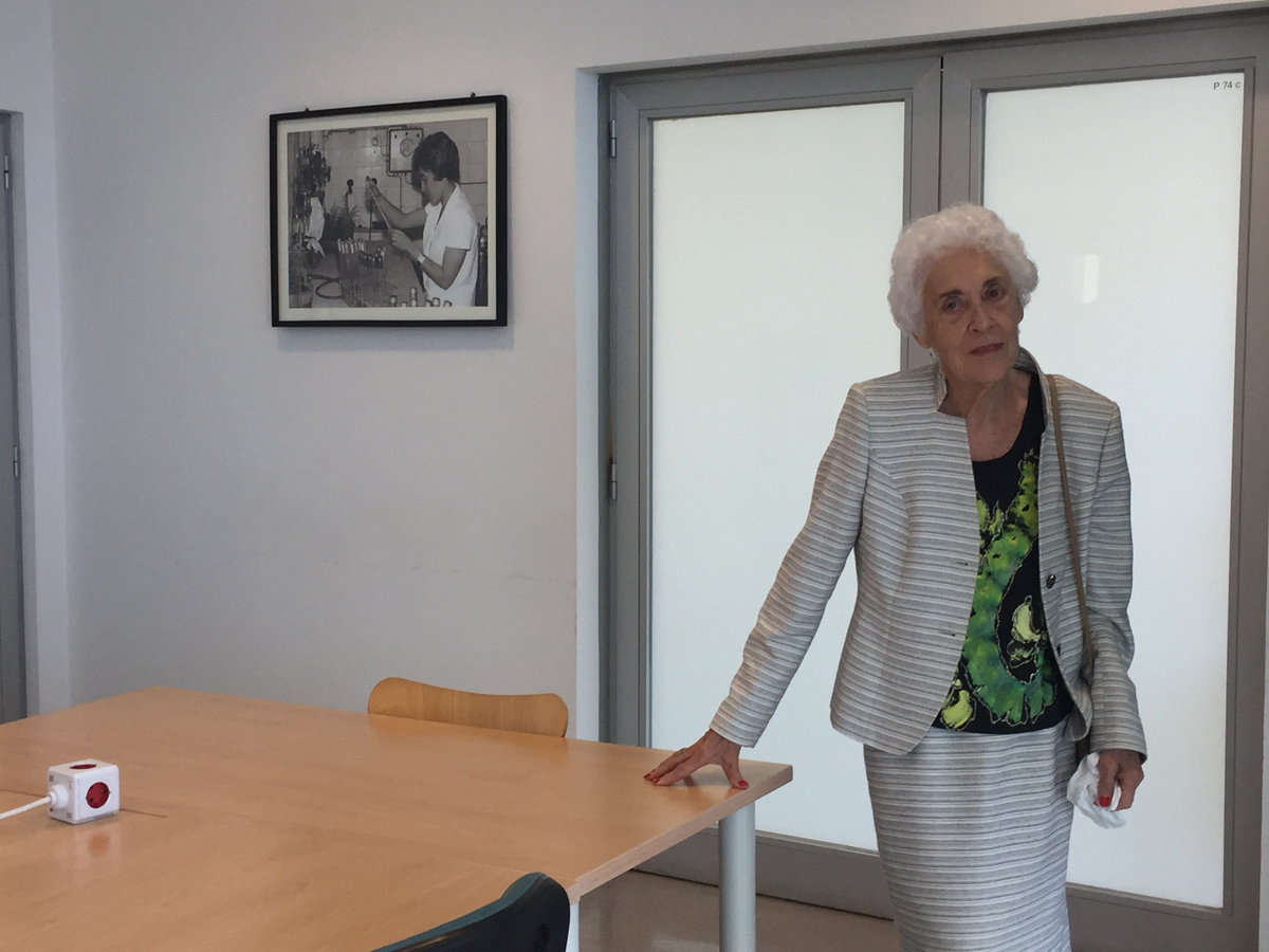 Pepita Castellví a l'aula que des d'avui porta el seu nom.