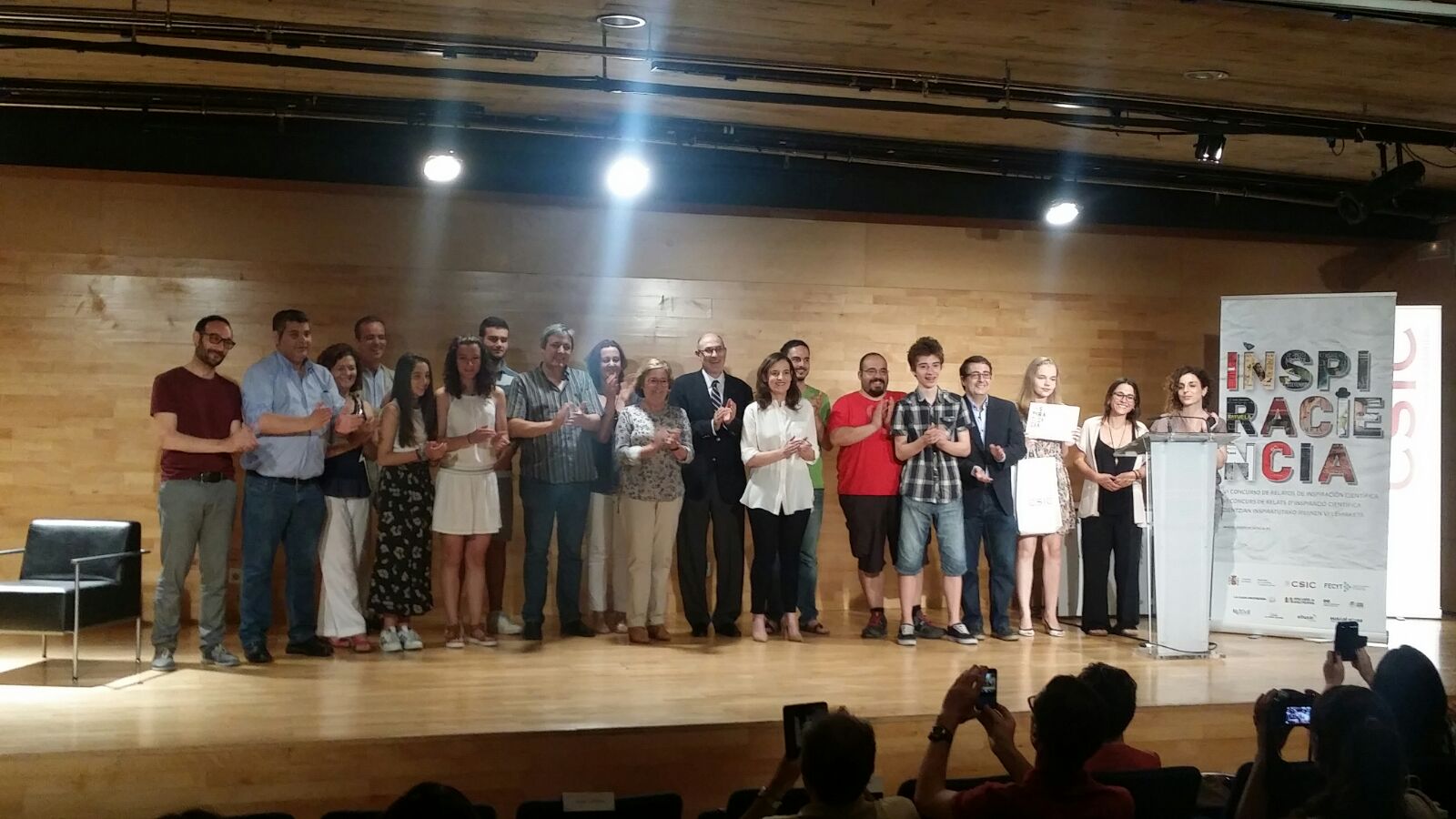 Foto de família amb guanyadors i finalistes. 