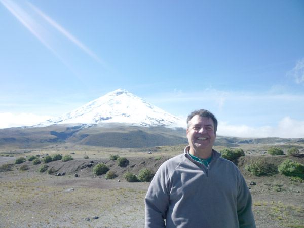 Joan Martí, frente al volcan Cotopaxi. 