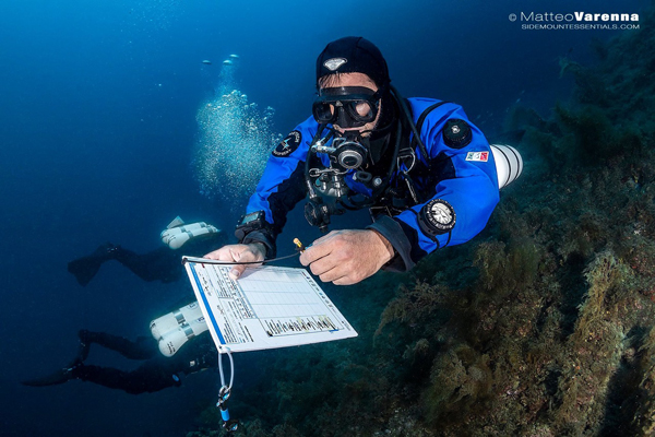 Submarinista treballant en l'aplicació del protocol de cens visual MPA-ADAPT, al Àrea marina protegida de Portofino. Imatge de Matteo Varenna