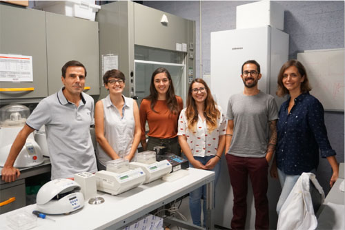 Joaquim Roca, a l’esquerra, amb el seu equip: Ofelia Díaz, Sílvia Dyson, Joana Segura, Antonio Valdes i Belén Martínez 
