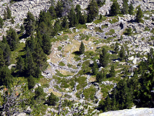 Imagen de una parte de los cercados, cabañas y otras edificaciones que conforman el Despoblado de Casesnoves, localizado en una morrena dentro de una zona de tartera a 2225 m. de altitud.