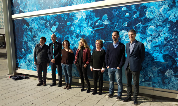 Participants en la inauguració del mural. Al centre amb jaqueta vermella, Anna Rierola, creadora de Bosc ancestral. A la seva esquerra, Pilar Tigeras, vicepresidenta adjunta de Cultura Científica del CSIC. El segon per l'esquerra és Josep Lluís Pelegrí, director del CMIMA. / Carmen Guerrero (VACC CSIC)