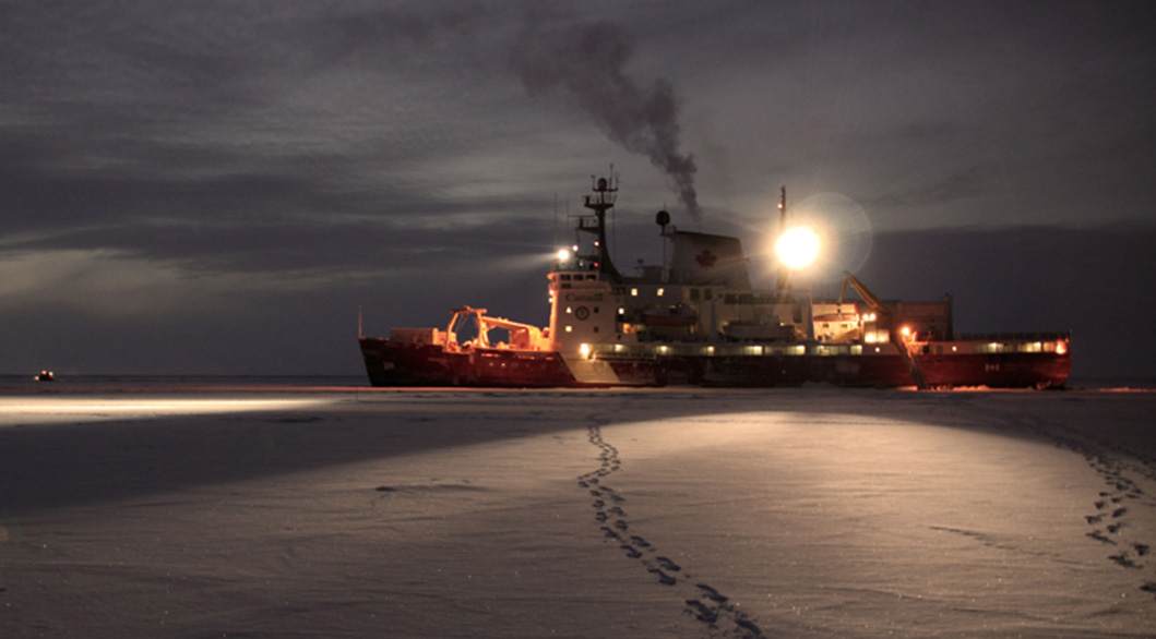El trencaglaç canadenc Amundsen, durant la campanya. Imatge: Montse Coll. 