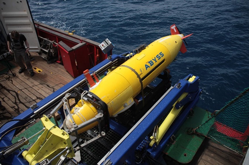 L’AUV Abyss a punt de ser desplegat per la seva missió mitjançant el sistema LARS Launching & recovery System, instal·lat al V.O. Sarmiento de Gamboa. 