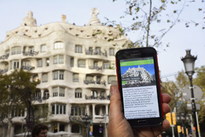 Pantalla de la app davant de La Pedrera (UB).