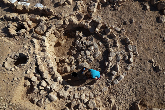 Al jaciment s'han trobat fins a quinze grans cabanes circulars de pedra, com a la imatge. Crèdit: Projecte Nahal Efe. 