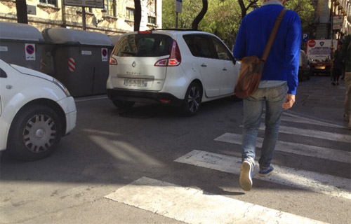 Tràfic a un carrer de Barcelona. 
