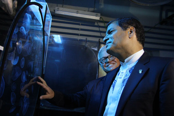 Rafael Correa visita los acuarios del ICM-CSIC. Imagen: Elisabetta Broglio /CSIC.