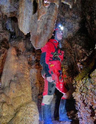Coves on viuen els escarabats estudiats. A la imatge, Valeria Rizzo, segona autora del treball. 