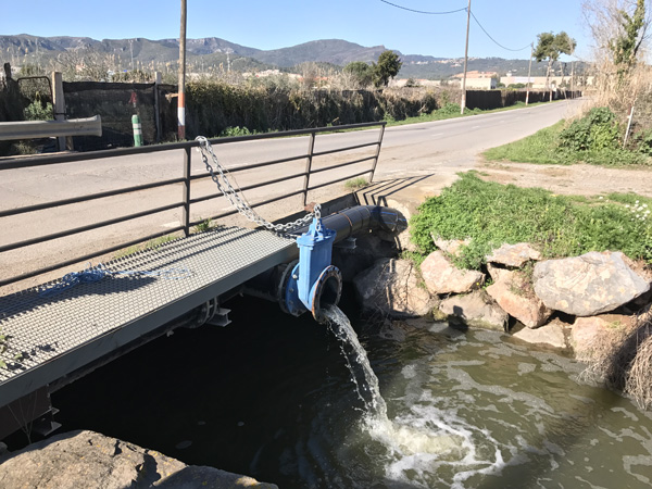 Sortida d'aigua tractada a la planta de Gavà-Viladecans, sobre els canals de reg de la zona de Gavà (imatge: Miren Lopez de Alda)