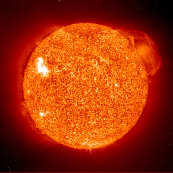 Imatge de la corona solar mostrant una enorme prominència eruptiva en la línia de ressonància d'Heli ionitzat ( He II ) a 304 Angstroms en l'ultraviolat extrem. (Imatge cortesia de l'Observatori solar i heliosfèric -SOHO-)