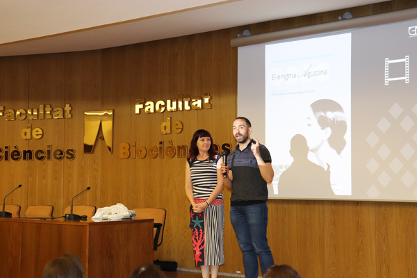 El director de 'El enigma Agustina', Manuel González, y su protagonista, Natalia Ruiz, presentaron el documental, que por primera vez se proyectaba en Cataluña.Un momento de la presentación. 