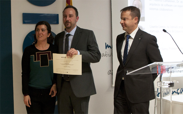 Lissette Lemus i Roberto Confalonieri, amb el guardó, al costat de Joan Tarradellas (a la dreta), conceller delegat de  ACCIÓ.
