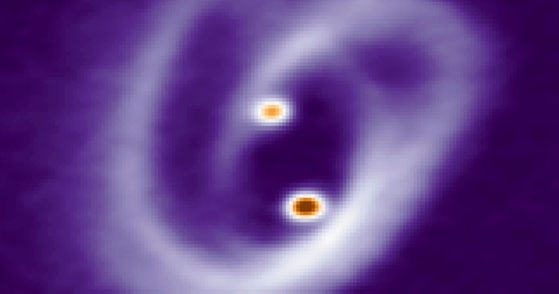 Els complexos filaments en forma de pretzel que envolten les dues estrelles i els seus petits discos.  Imatge: Felipe O. Alves (MPI)