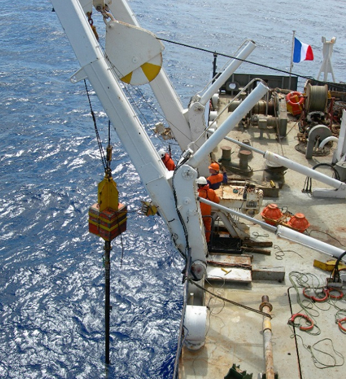 Mostrejador utilitzat a bord del vaixell oceanogràfic francès RV Marion Dufresne per a extreure el testimoni sedimentari estudiat, a una fondària de  3.310 metres. Foto de William Howard