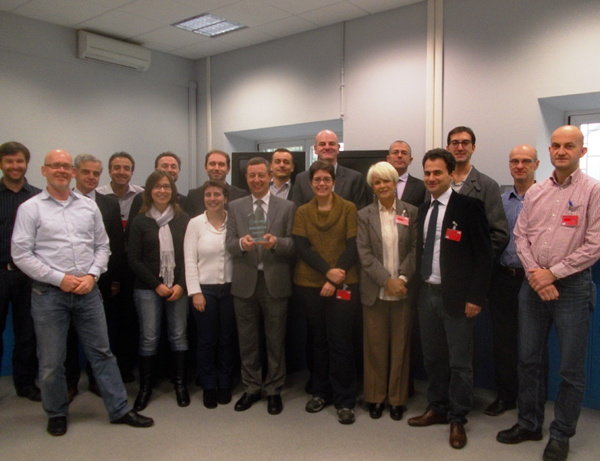 Membres del projecte REWARD a una reunió fa uns dies. En el centre del grup, el coordinador Manuel Lozano, amb el guardó a les mans.