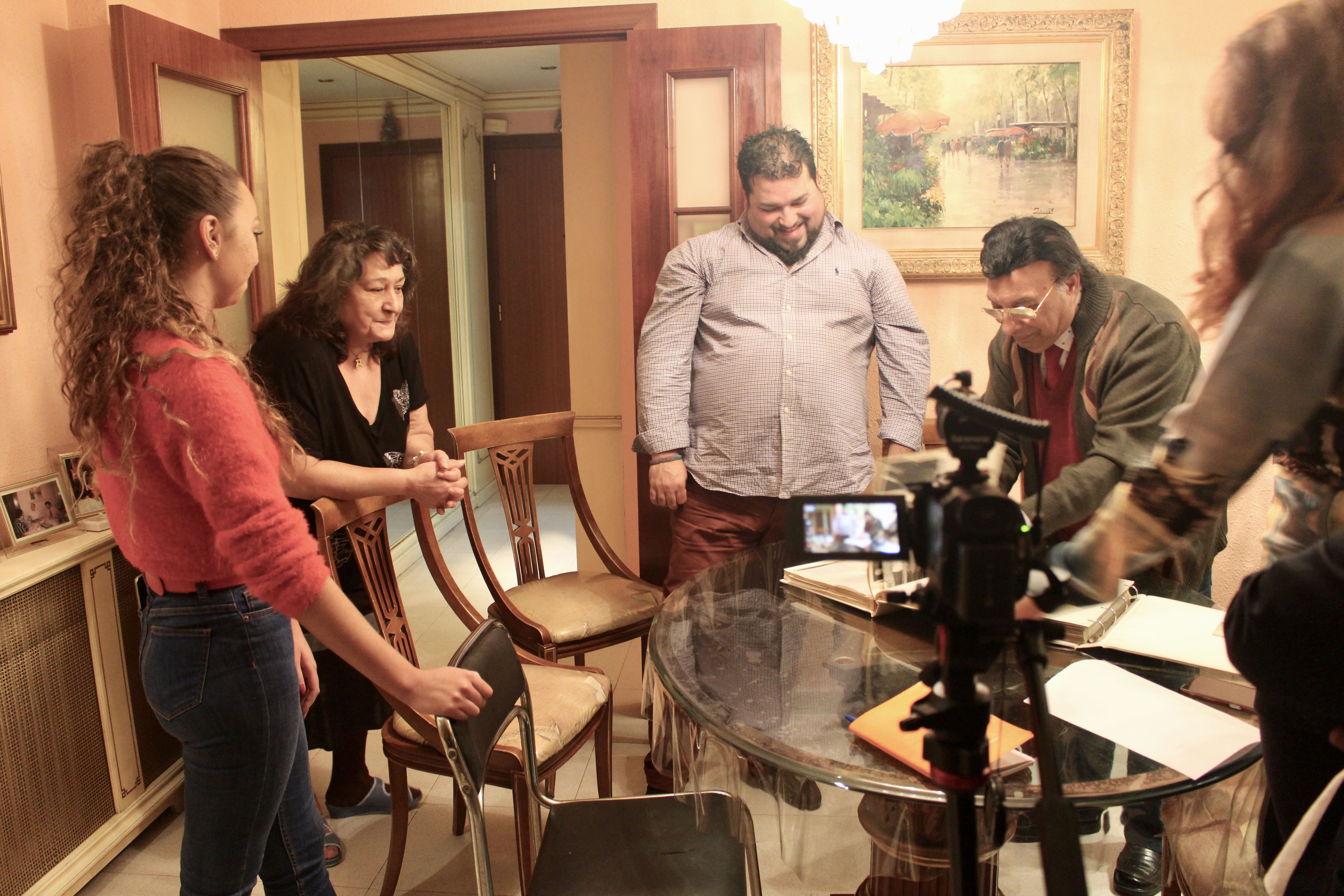 El equipo durante una de las grabaciones de entrevistas. Crédito: Associació Carabutsí