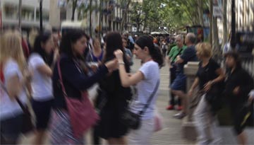 Imagen de paseantes en Barcelona. (CSIC)