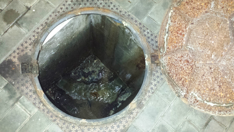 Una arqueta, per on surt l’aigua residual d’un edifici i es canalitzada cap a la xarxa urbana i les planta depuradora (imatge: Innovec’EAU)