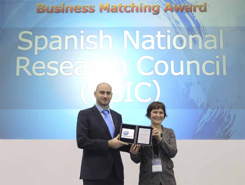 Javier Maira i Isabel Gavilanes, del CSIC, amb el guardó. 