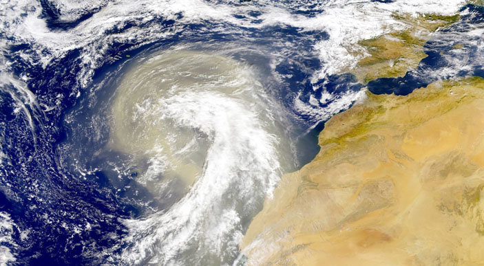 Imatge de satèl·lit d'una gran massa de pols desplaçant-se cap a l'oest sobre les Illes Canàries, amb una mida equivalent al de tota la Península Ibèrica (a dalt a la dreta)./ NASA Earth Observatory