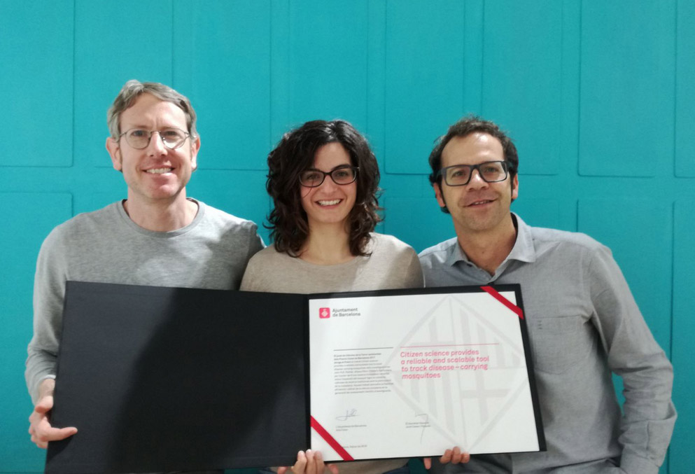 John Palmer, Aitana Oltra i Frederic Bartumeus, amb el premi.